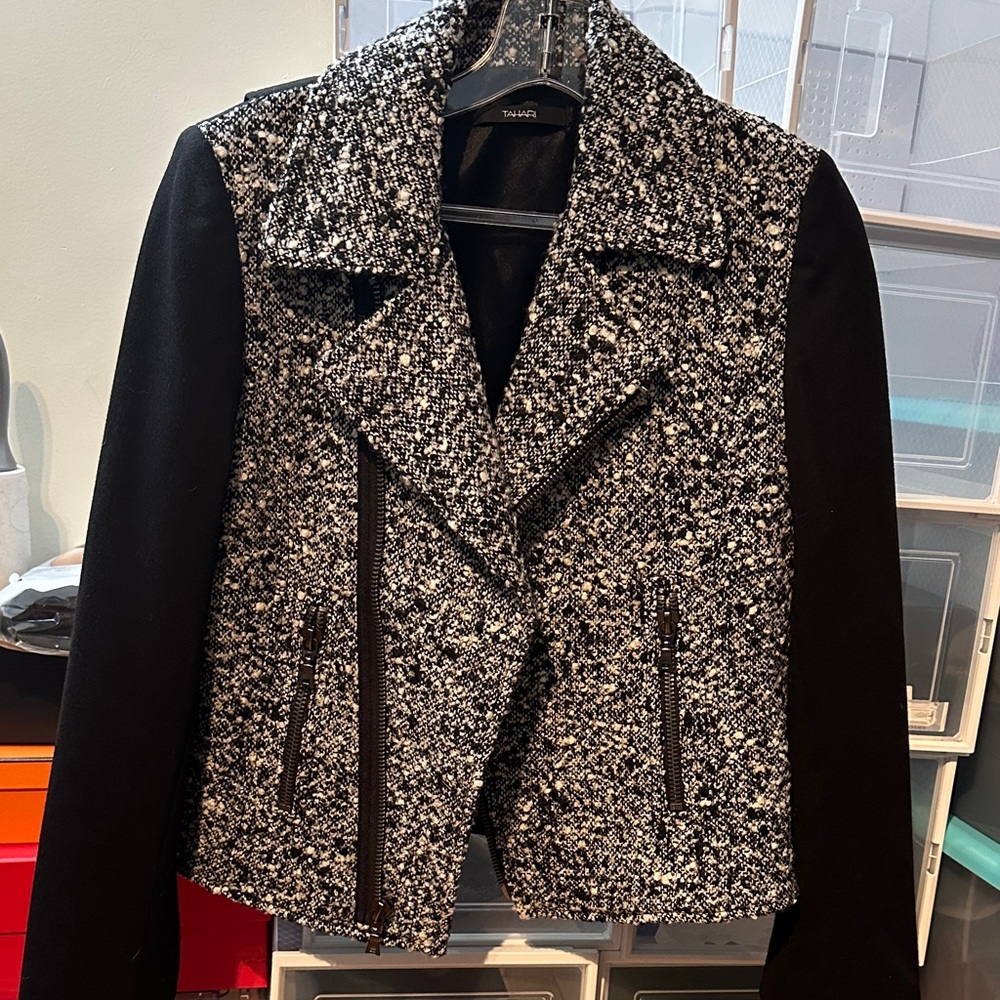 Beautiful Tahari jacket in a size 6 can be worn w jeans or a dressy pants